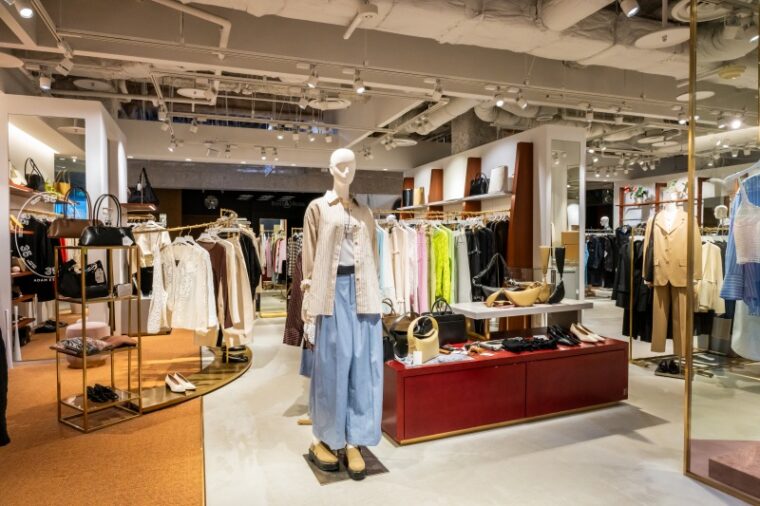 アダムエロペは日常に寄り添うミニマルでクリーンなスタイルを提案するセレクトショップ