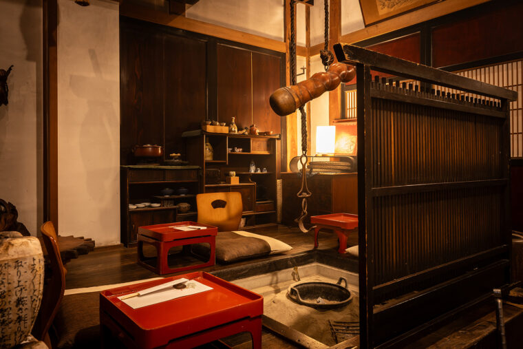 雰囲気抜群の囲炉裏席。大小個室も完備