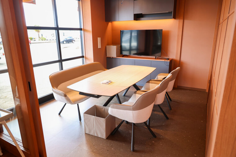 個室にはモニターを完備。オンライン会議にも最適