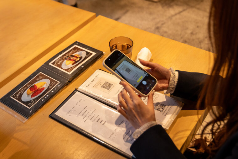対面注目もできるが、スマートにスマホで注文