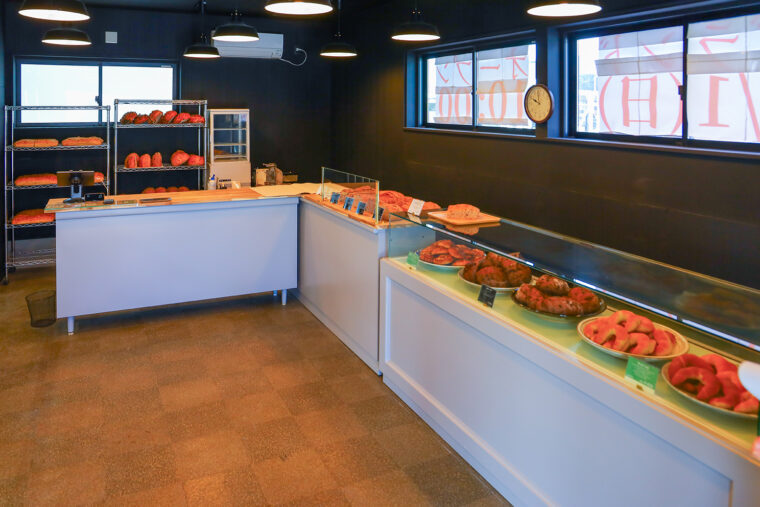 売り場。小物パンを含め、10種類ほどが並ぶ