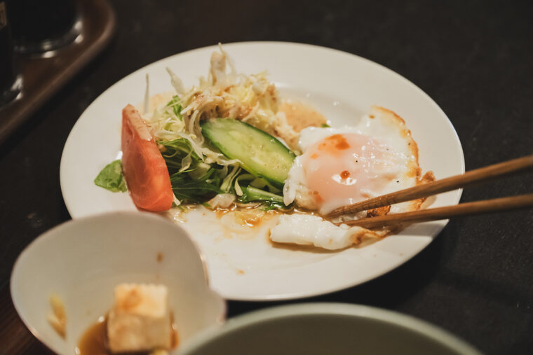 「今日は黄身が崩れなかったので大吉！」と小倉さん。目玉焼きで今日の運勢を占うのが小倉さん流の食べ方だ
