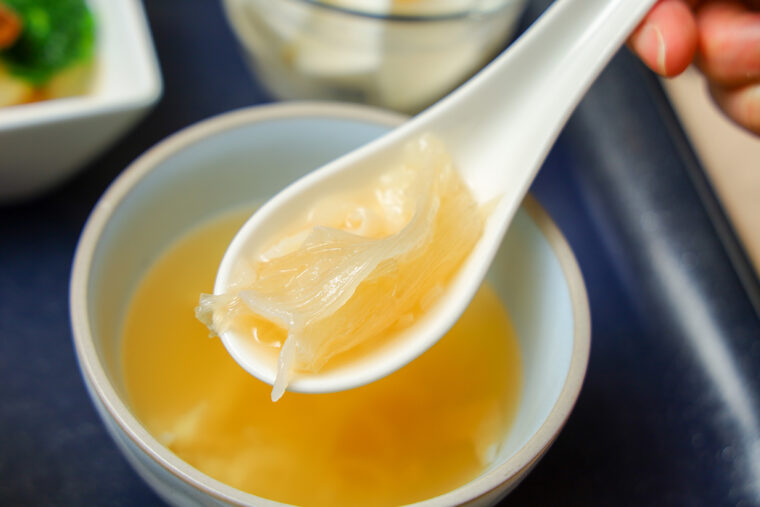 ランチメニューにプラス300円でスープをフカヒレスープへ格上げできるオプションも人気。 フカヒレはプリプリ食感でうまみ濃厚！