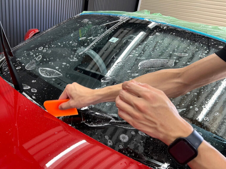 飛び石により交換費用が高額になるフロントガラスにもプロテクションフィルムはおすすめ