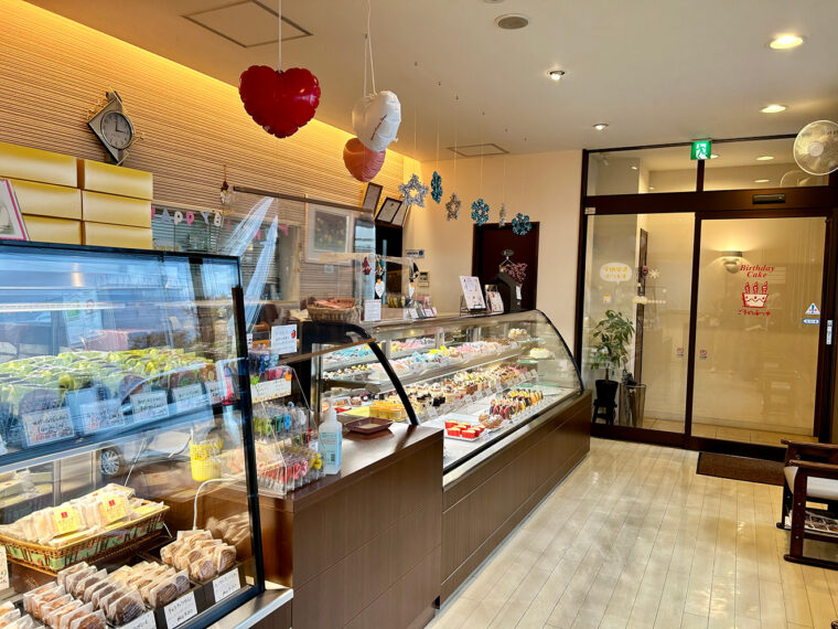 店内。ショーケースには季節の行事に合わせたケーキや旬のフルーツを使ったスイーツが20種類以上並びます