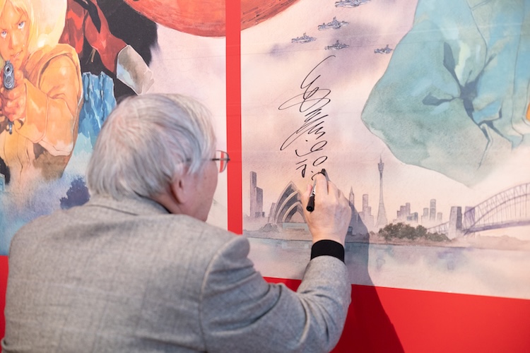 パネルに直筆サイン！