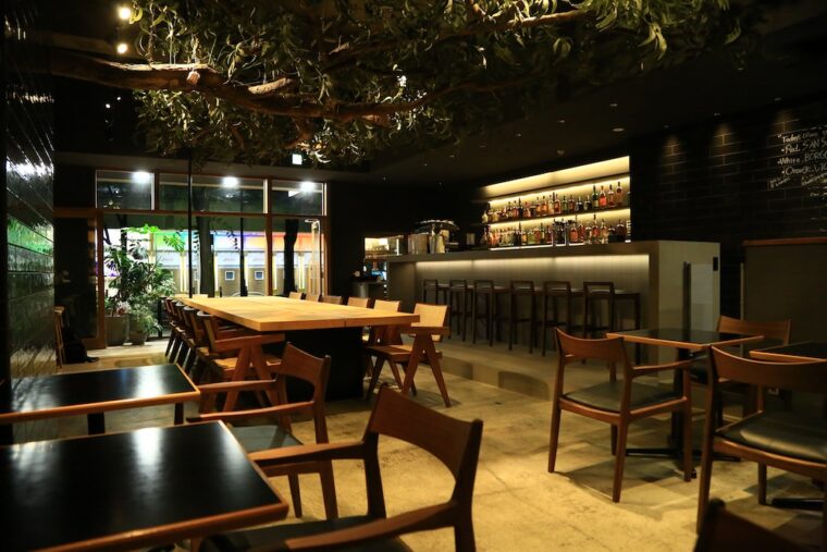 お店の中央に置かれた大テーブルから可変可能な2名用のテープル席、カウンター席と使い勝手のいい店内構成