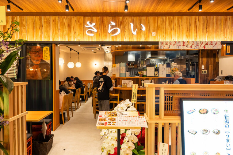 賑やかな酒場を思わせる外観。入店しやすい雰囲気