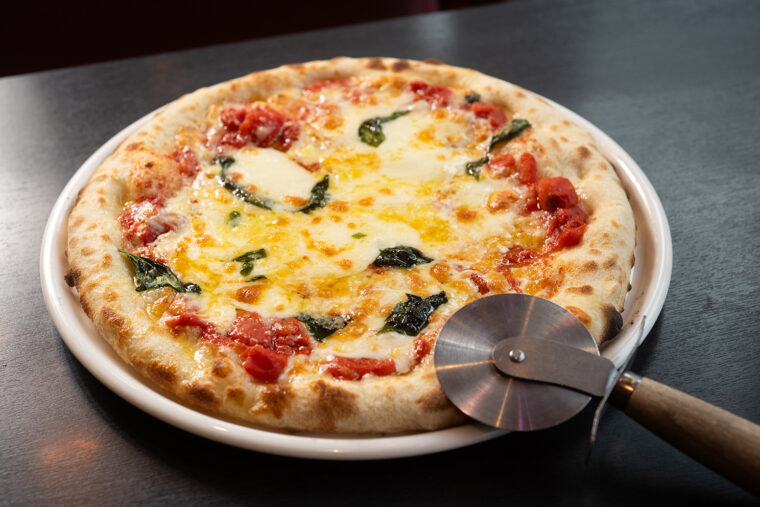 高温の石窯で焼き上げた本格ピッツァ。外はカリッと、中はモチモチ食感