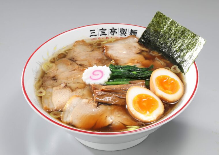 丼を埋め尽くす切りたてのチャーシューが圧巻の『特製生姜醤油らーめん』（1,342円）