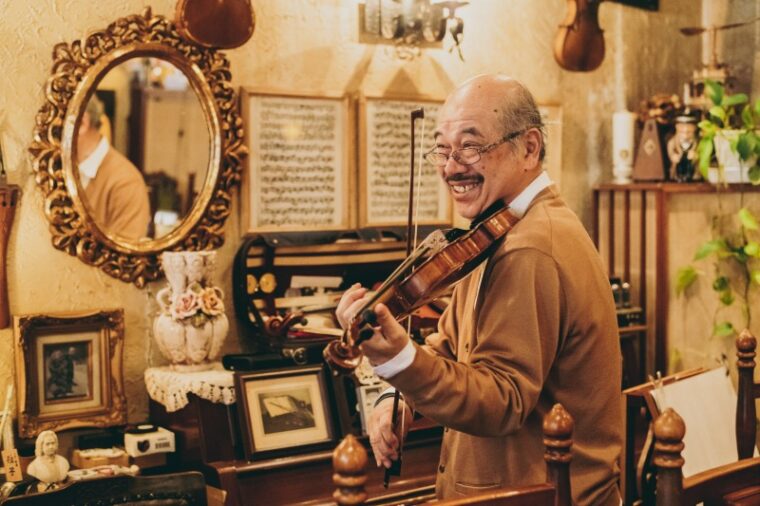 満面の笑みでバイオリンを奏でるマスターの諏訪さん　