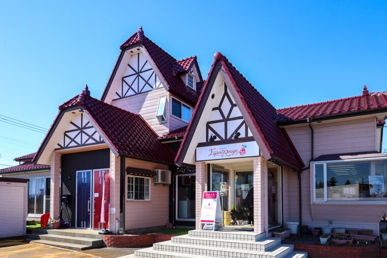 場所は巻潟東IC近く。赤い屋根の建物が目印