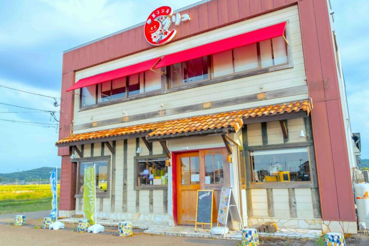 春先は季節のフルーツを使ったケーキが並び、ショーケースはイチゴ一色に！