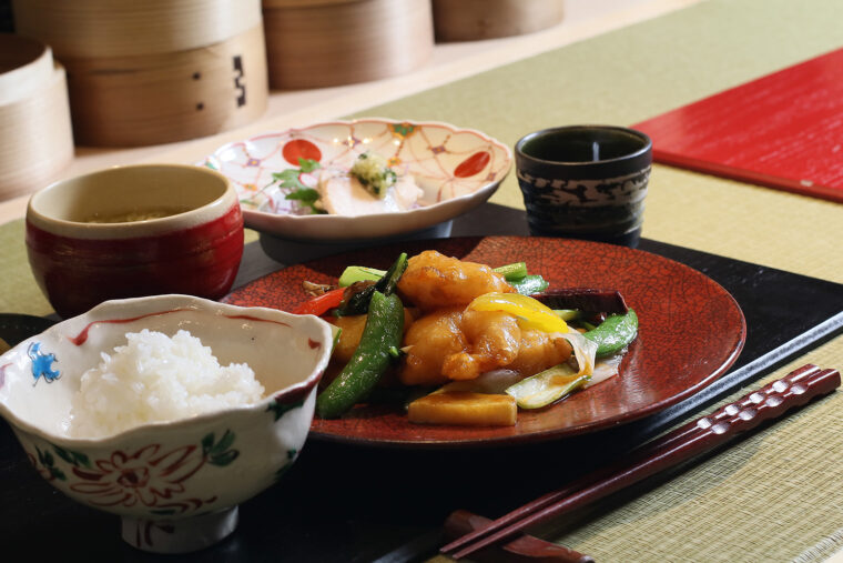 『女池菜 根菜 海老フリッターの上海風甘辛炒め【 副菜】県産真鯛の低温ロースト』（1,480円）