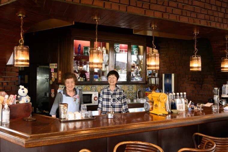 ママの風間章子さん（左）と頼りになるスタッフの本多さち子さん