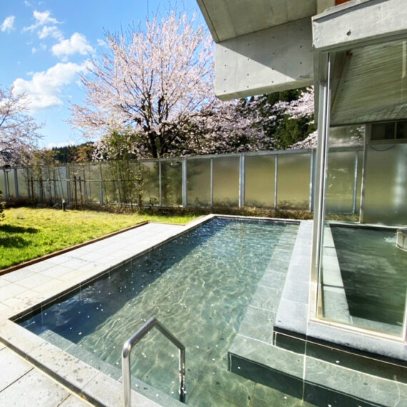 「美人の湯」の名の通り、お肌がツルツルになる泉質。大浴場と、開放感のある露天風呂を完備。桜の時期には温泉に浸かりながらお花見も楽しめる！