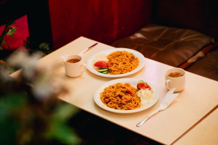 太麺のモチモチ食感を楽しめる『ナポリタン』（スープ付き830円）