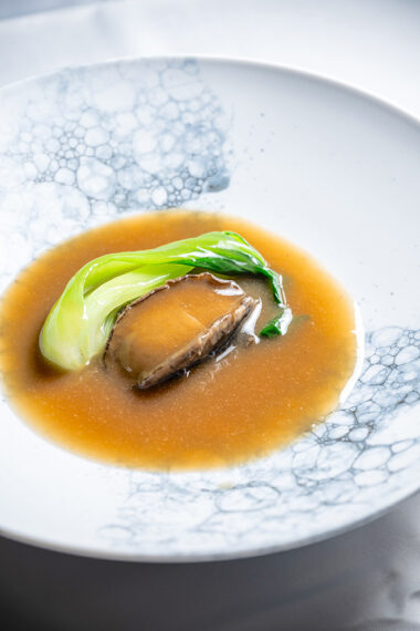 白湯スープがアワビのおいしさを引き立てる『蝦夷鮑の鶏白湯煮込み』