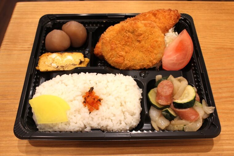 『日替わり弁当』（650円）。平日11：30〜14：00提供。数量限定