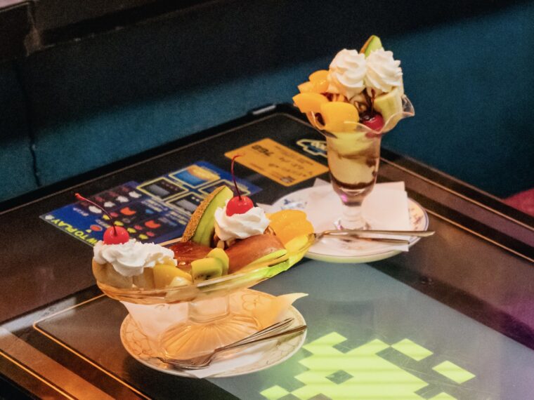 『特製プリンアラモード』（手前・880円）と『チョコレートパフェ』（780円）