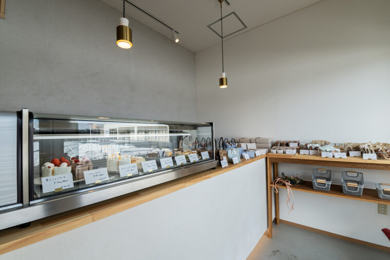 店内に入ると正面にケーキ、右側に焼菓子が並ぶ