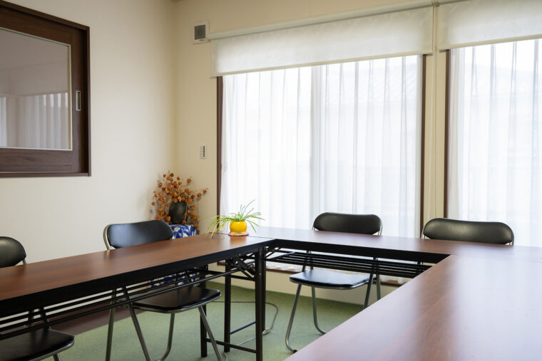 プライバシーが守られた室内。複数名での利用も可能です