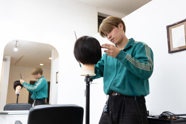 ほかスタッフも 日々練習に励み、技術を継承。サロン全体で高い技術の提供に努めています