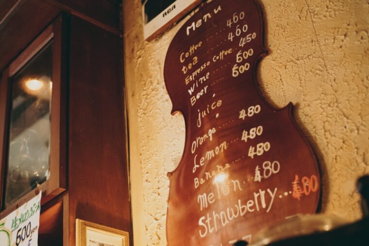 バイオリンの裏板で作られたメニューボードがおしゃれ！