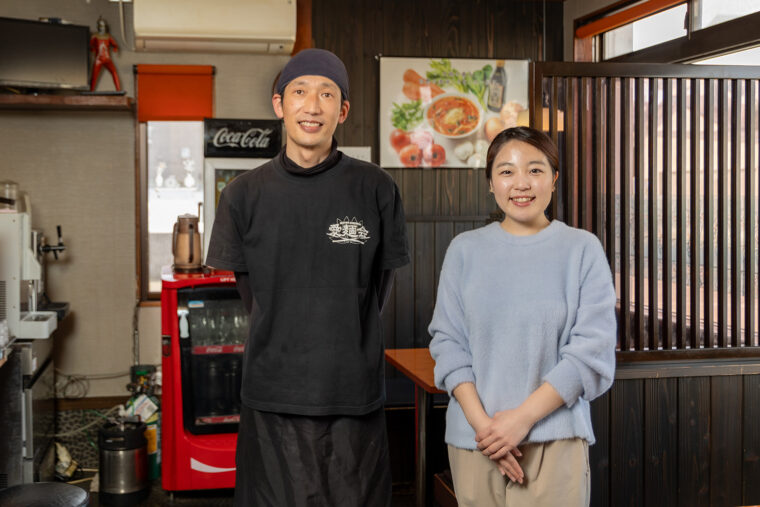 店主の山本さん（左）と内田さん