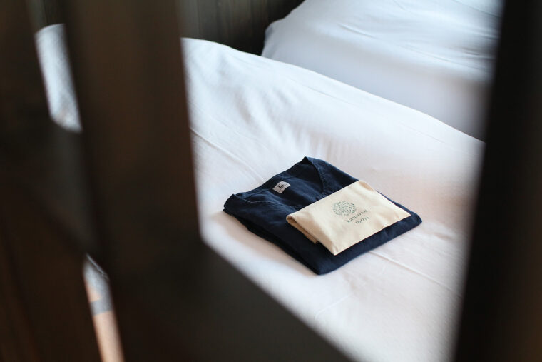 館内着とアメニティは部屋に用意されている