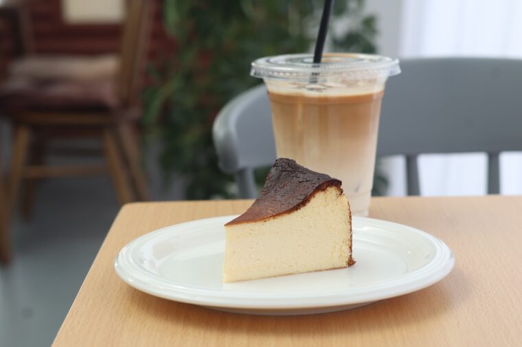 人気の『バスクチーズケーキ』（495円）
