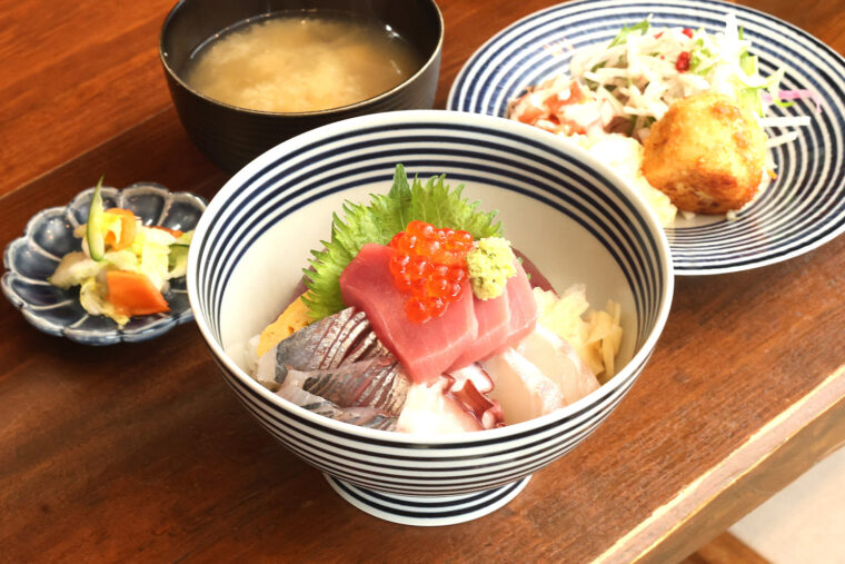 『得なみ丸海鮮丼』（2,000円）。キタアカリを使った手作りポテトコロッケもおいしい！