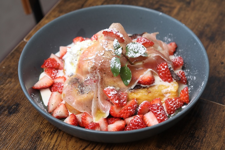 『生ハムといちごマスカルポーネのフレンチトースト』1,650円（ハーフサイズ1,250円）