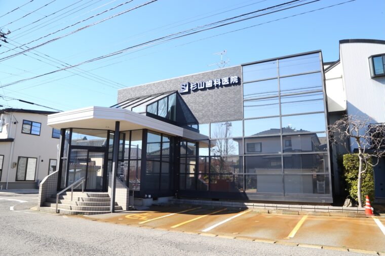 外観はガラスを多用し、住宅街でも目立つ造り