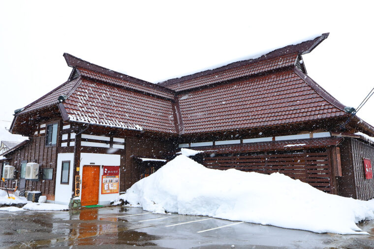 国道17線号沿い、道の駅南魚沼の近くに位置する