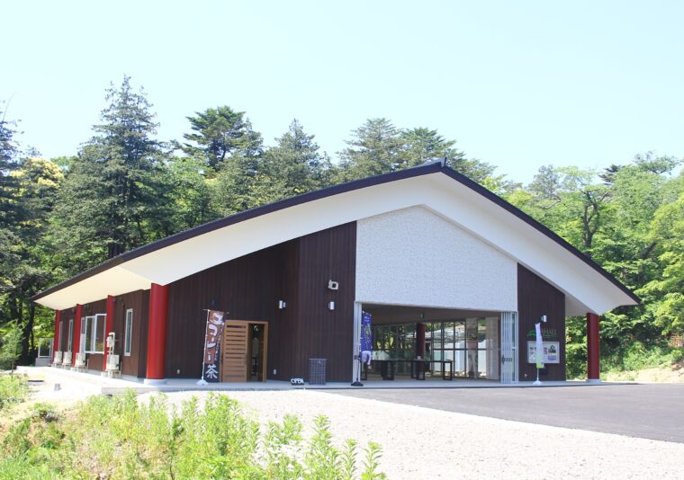 会場はヤホール。パンの販売は屋内なので、雨の心配は無用！ 広〜い駐車場を完備