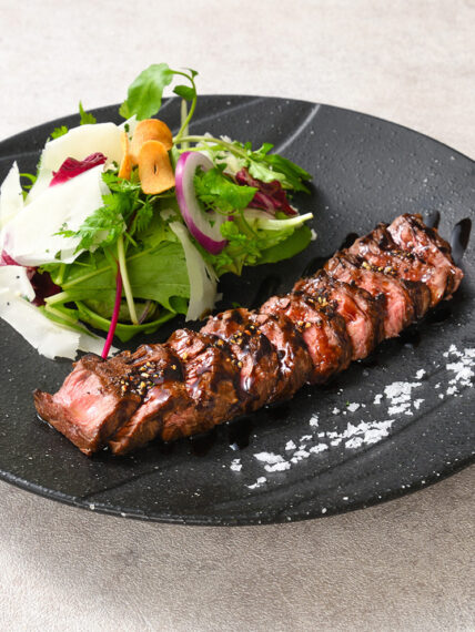 濃厚な赤身のうまみあふれる『牛サガリグリル バルサミコソース』