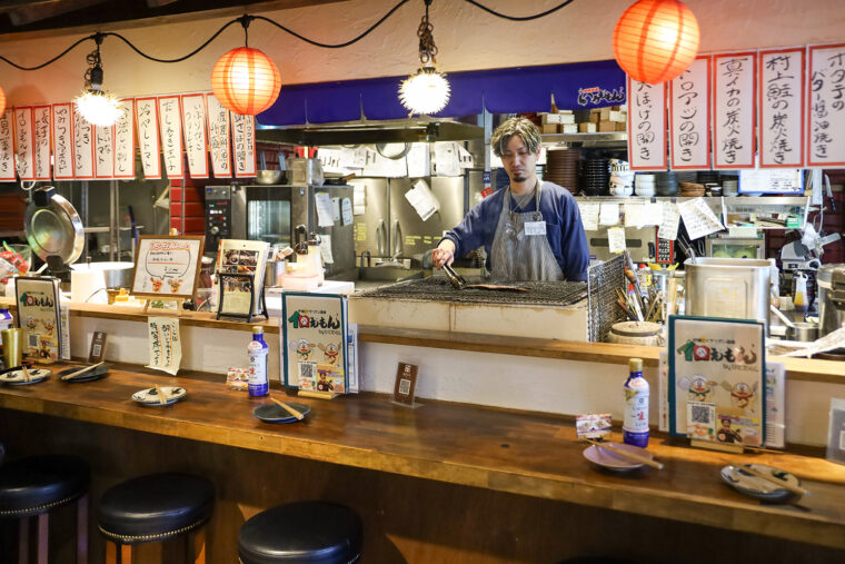 オーダーを受けてから炭火で焼いて提供！　炭の香りも楽しんで