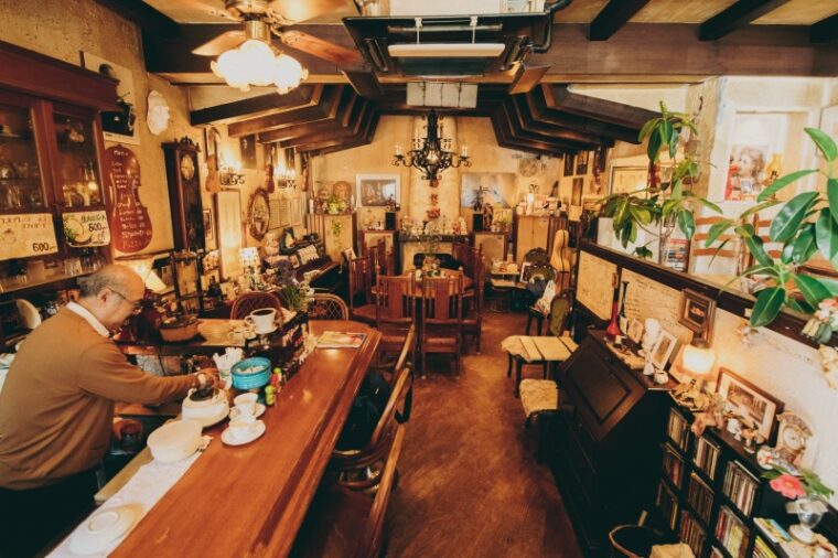 ヨーロッパの建造物を模した雰囲気のある店内