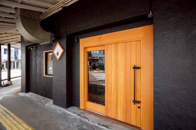 2025年5月に富井さん夫妻が満を持して地元長岡にオープン。黒と木で構成された外観が印象的