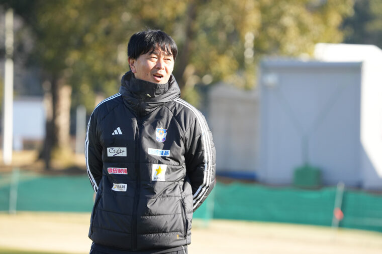 ふなこしゆうぞう／1977年生まれ、静岡県出身。選手時代は新潟に6年間在籍し、2003年のJ1昇格にも貢献。引退後の2011年、アルビレックス新潟U-13で指導者の道をスタートさせ、2026年、アルビレックス新潟の監督に就任　©ALBIREX NIIGATA