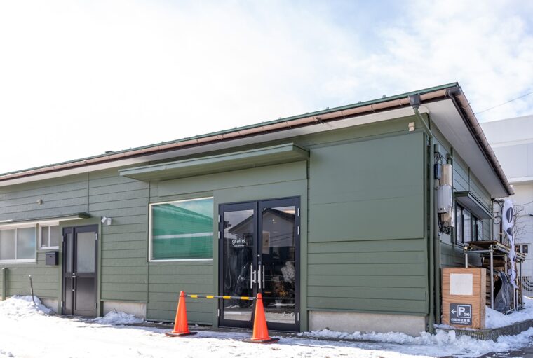 grains.外観。店舗裏手に駐車場を用意しています