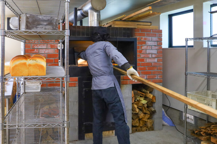 大きなフランス式薪窯。棒の長さからも、窯の大きさが伝わります