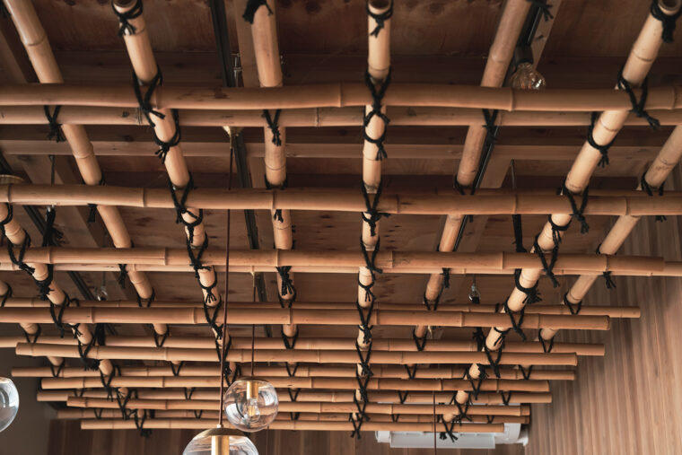 カキいかだを模したおしゃれな天井