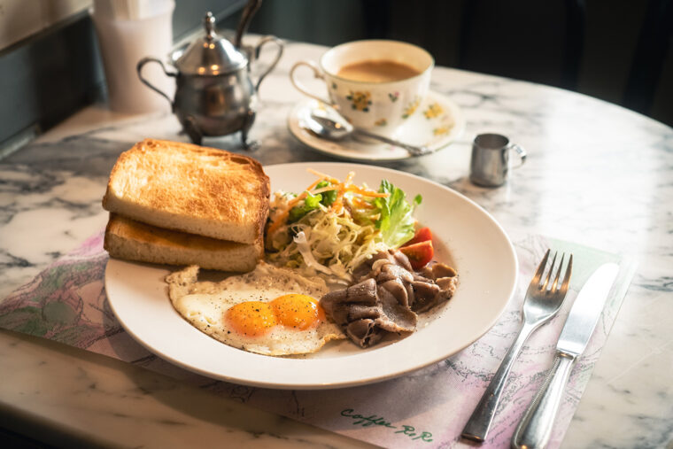 モーニングの『A セット』（890円）。偶然にも目玉焼きが双子卵！