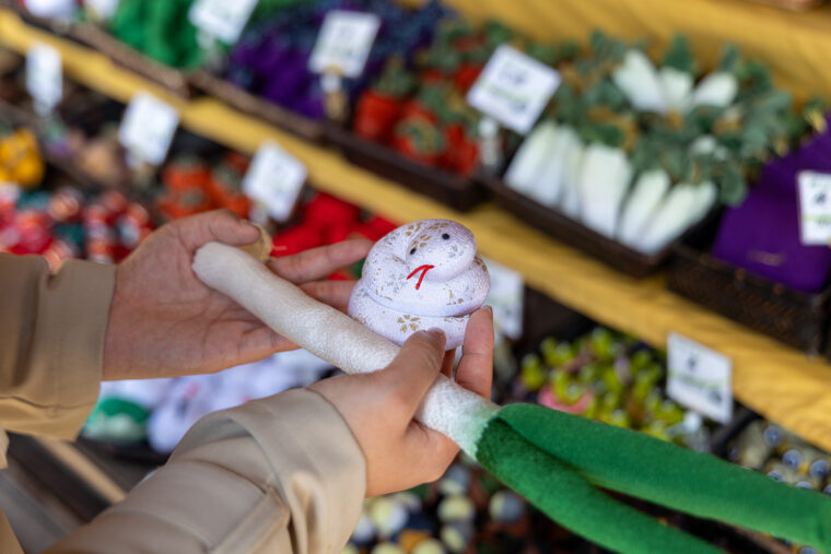 人気の飾りお手玉『巳』（880円）