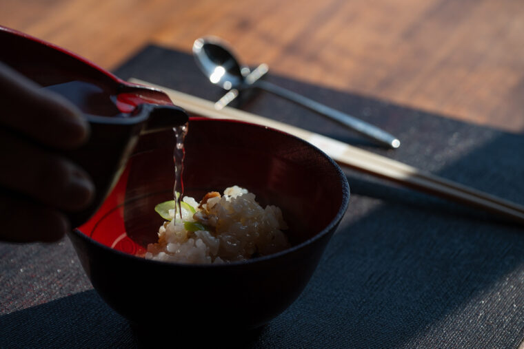 おかわりは昆布とカツオの合わせダシをかけて召し上がれ