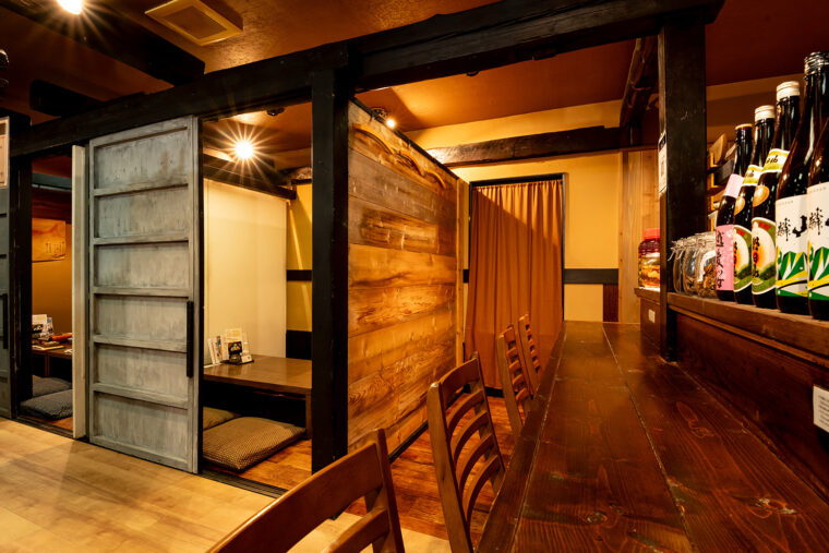 カウンター、個室の掘りごたつ席やテーブル席を用意