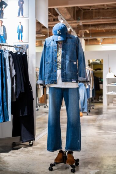 UNION HERCULES MADEのデニムジャケット41,800円、JOHNBULLのアーティストTシャツ9,350円、セルヴィッチデニムストレートジーンズ31,900円