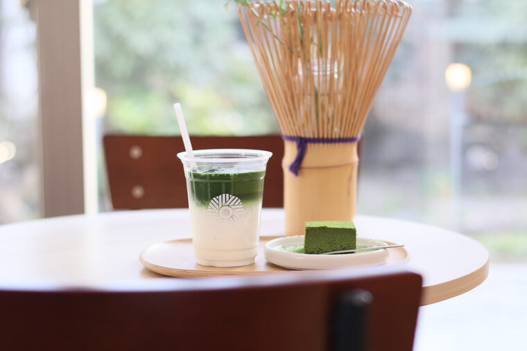 『抹茶ラテ』（620円）と『抹茶のテリーヌ』（460円）